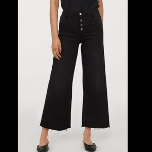 H&M black cropped jeans. Size 6.